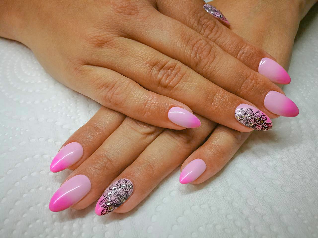 Jemna Krajka A Fantasticke Ombre Vytvorene Gel Laky Neonail Thermo Color Takove Proste Chcete Pink Ombre Lace Manicure Nails Nailar Color Nails Gel