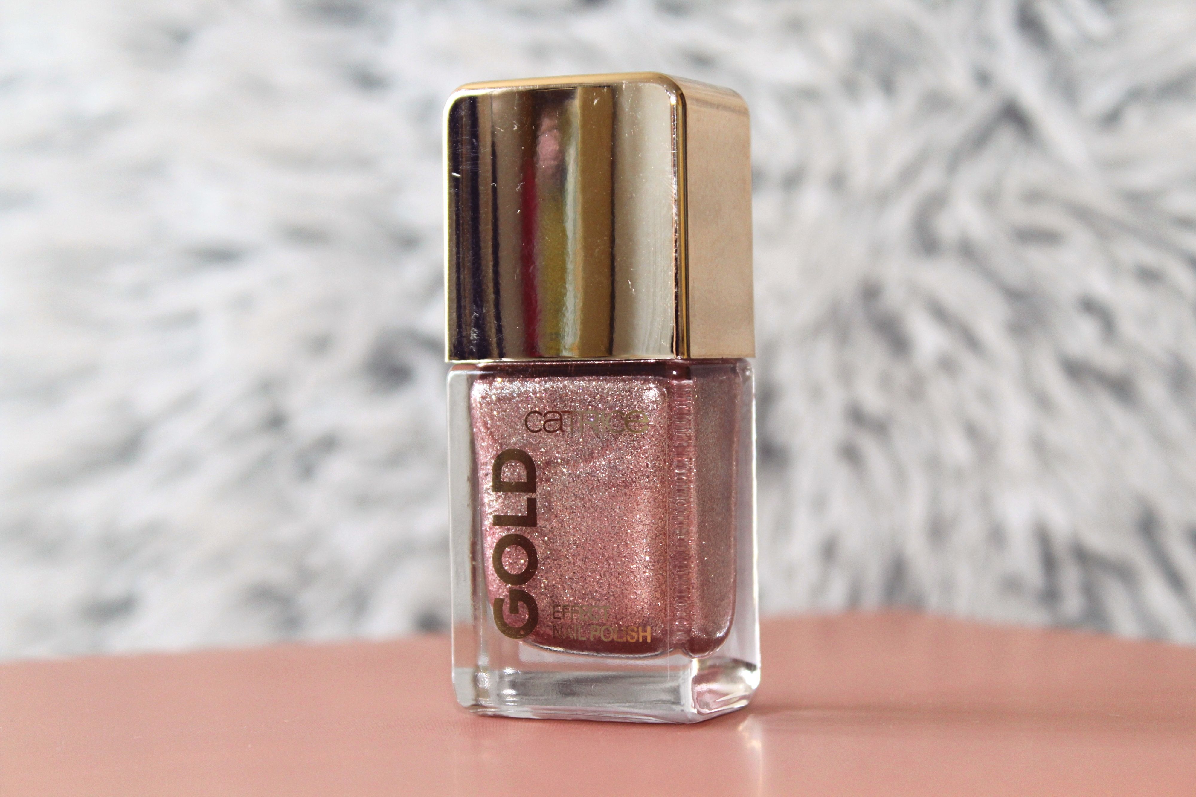 Catrice Gold Effect Nail Polish 02 Fascinating Grace Review Recenzija Simple Serenity
