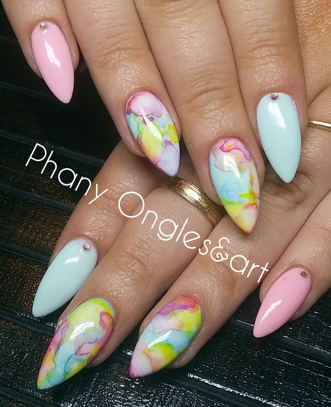 Loving The Pastel Colours And The Two Accent Nails Nechty Nechty Nechtovy Dizajn A Spicate Nechty