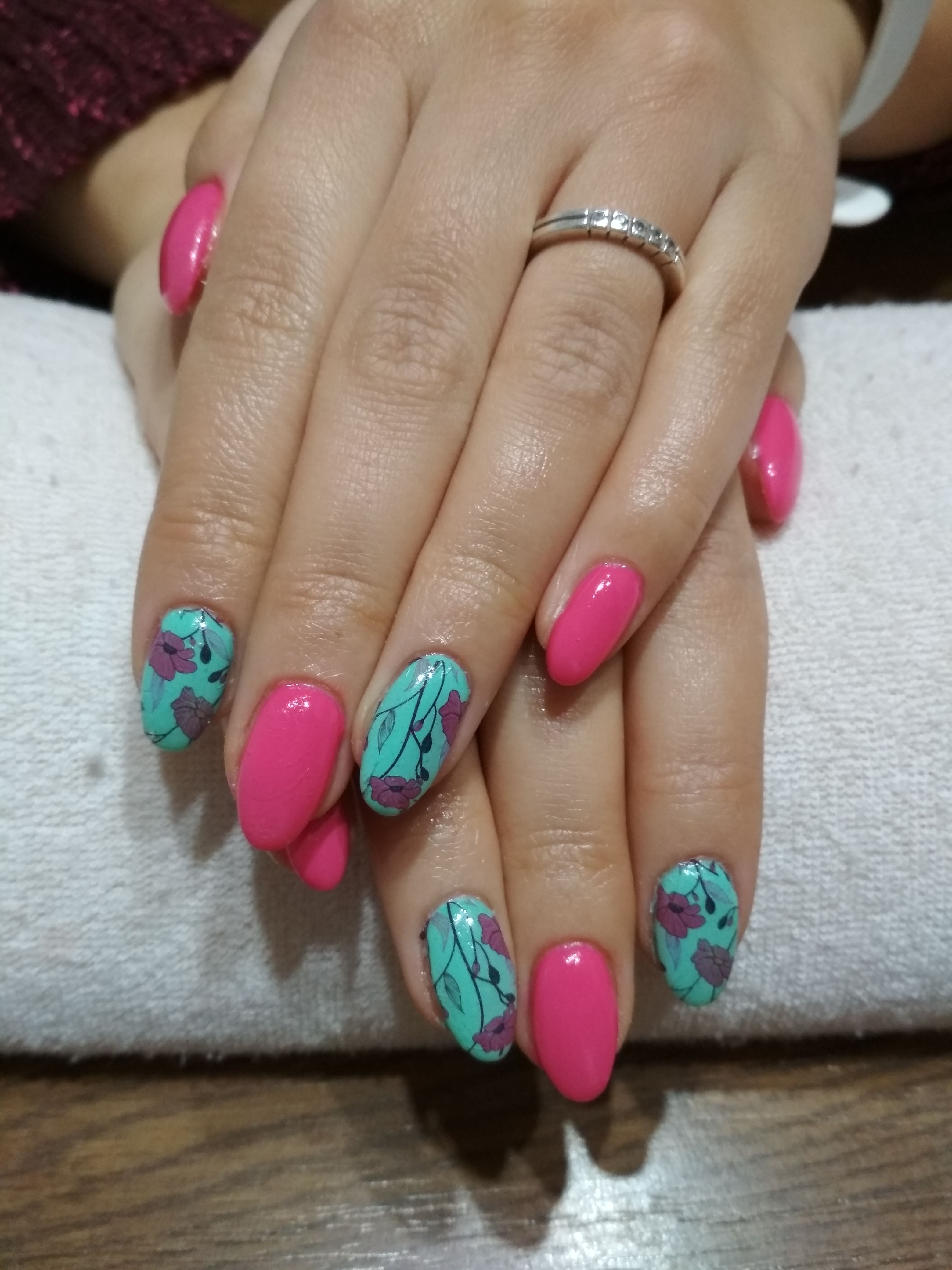 Spring Nails Pink And Green Gel And Pink Flowers Nehty Gelove Nehty