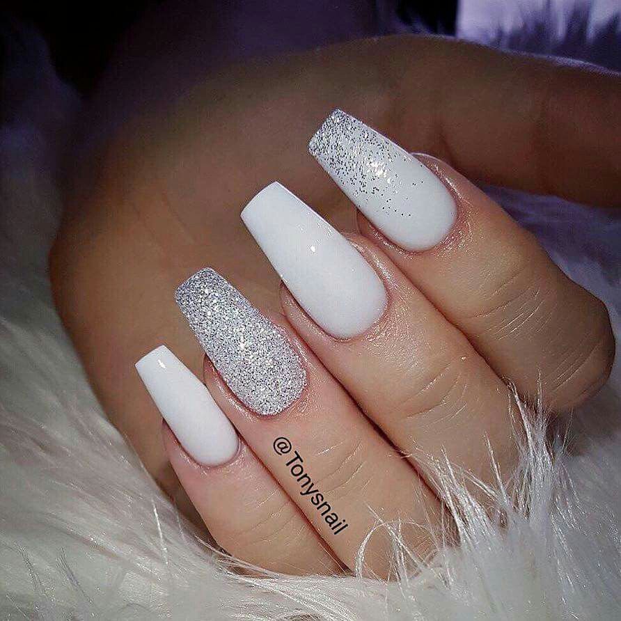 These Beautiful Classy White And Sparkly Nails Gelove Nehty Design Nehtu Nehty