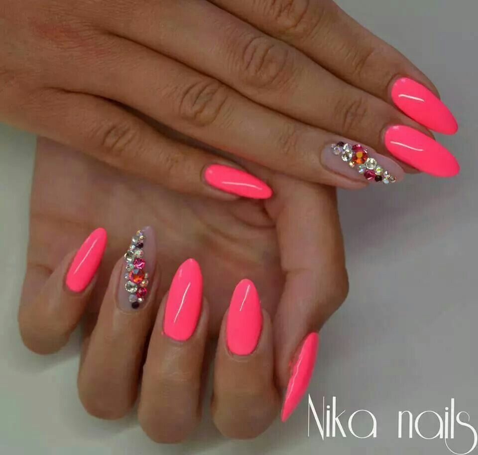 Pin By Barbora Hustavova On Nails With Images Ruzove Nechty Gelove Nechty Nechtovy Dizajn
